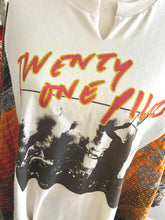 Load image into Gallery viewer, Butterfly Top “Twenty One Pilots
